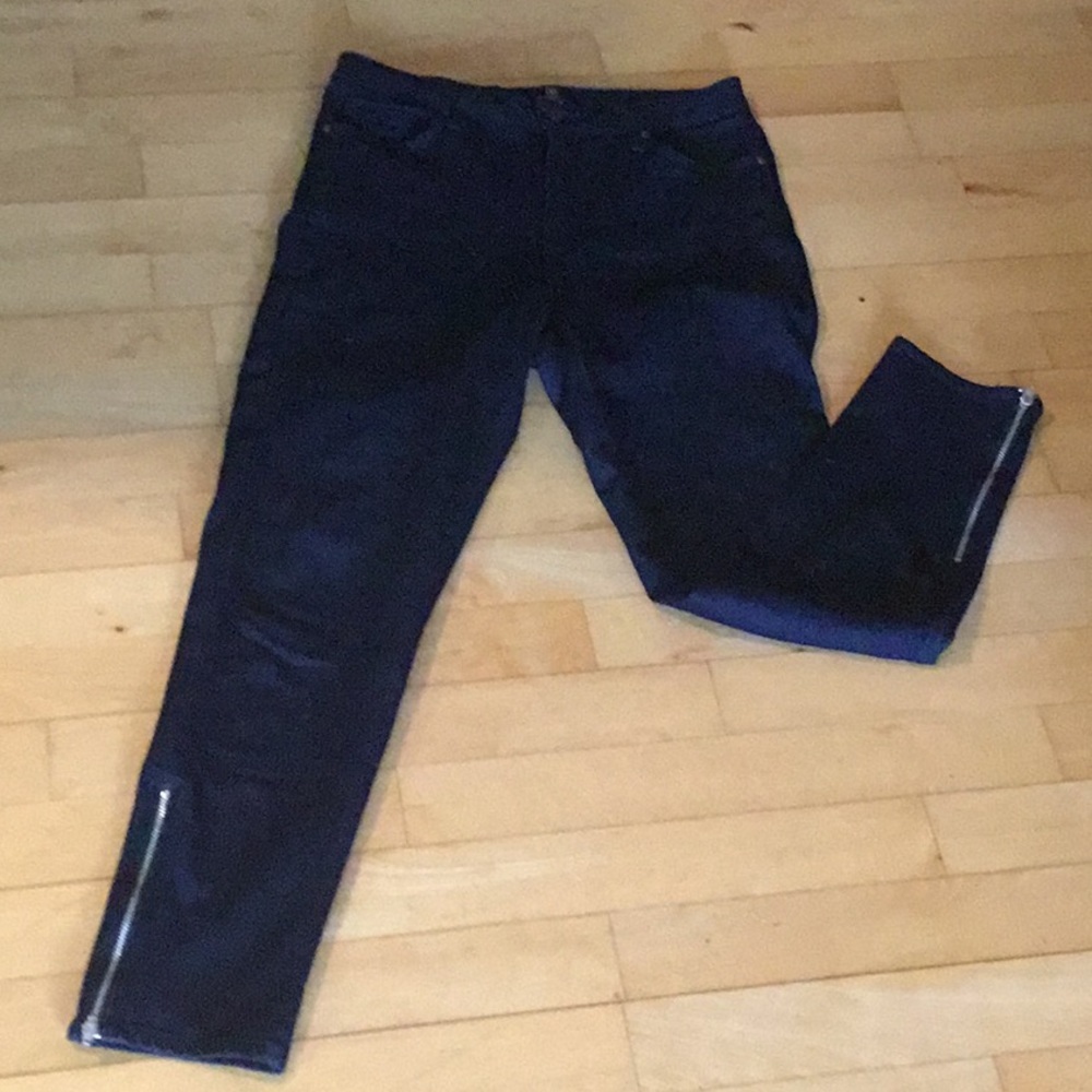Super Cute Dark Wash Jeans by Just Black. Super flattering 👖🔥